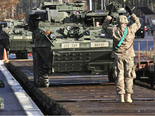 Binh lính Mỹ và xe thiết giáp Stryker chuẩn bị tham gia cuộc hành quân Dragoon Ride - Ảnh: NATO