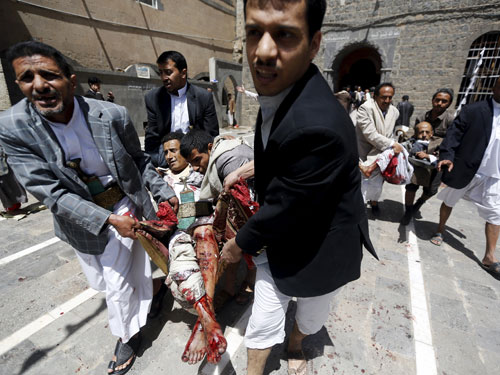Người bị thương được đưa khỏi hiện trường đánh bom - Ảnh: Reuters