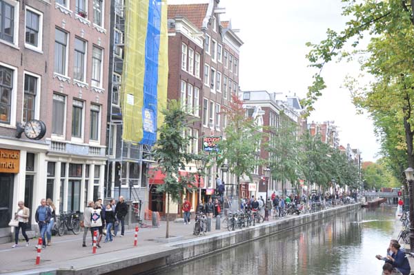 Trần trụi ‘phố đèn đỏ’ ở Amsterdam