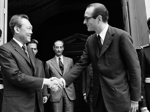 Ông Lý Quang Diệu (trái) gặp Thủ tướng Pháp Jacques Chirac khi thăm Paris năm 1974 - Ảnh: AFP