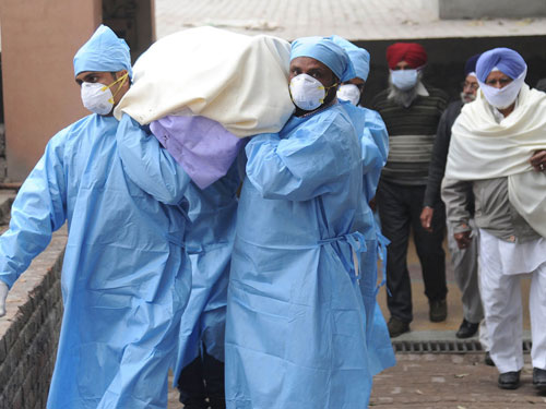 Thi thể của một bệnh nhân cúm heo được đưa đi trong lễ tang tại Ấn Độ - Ảnh: AFP