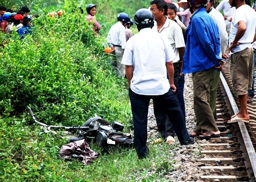 Tai nạn đường sắt, 1 nữ sinh tử nạn
