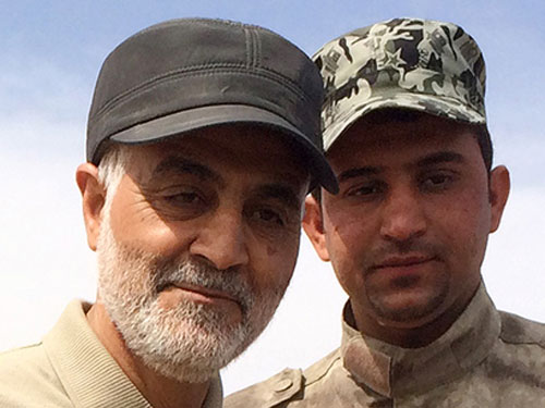 Tướng Qassem Soleimani của Iran (trái) hiện diện tại thành phố Tal Ksaiba của Iraq - Ảnh: Reuters