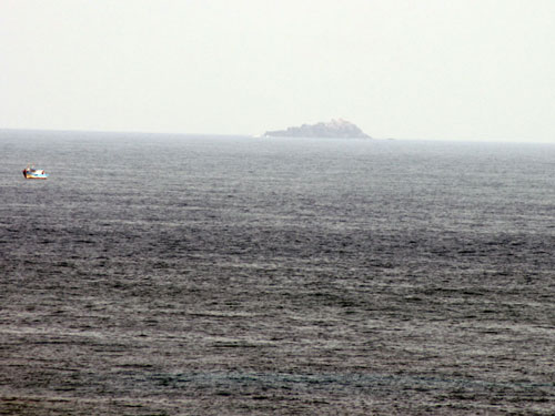Khu vực được cho là vị trí máy bay rơi, cách Hòn Trứng (một hòn đảo nhỏ thuộc H.Phú Quý) chừng 5 hải lý - Ảnh: Thọ Châu