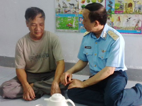 Trung tướng Nguyễn Văn Thanh động viên gia đình phi công Nguyễn Anh Tú vào chiều 17.4 - Ảnh: Thiện Nhân