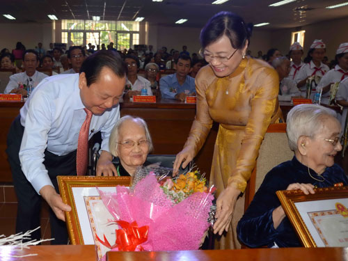 Bí thư Thành ủy TP.HCM Lê Thanh Hải trao danh hiệu “Bà mẹ VN anh hùng” cho mẹ Trần Thị Mai - Ảnh: Diệp Đức Minh