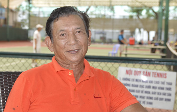 Ông Huỳnh Phú Quý tại cụm sân quần vợt Kỳ Hòa 2 - Ảnh: Nhựt Quang