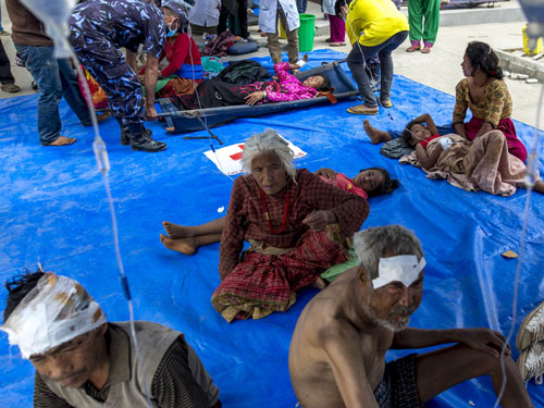 Nạn nhân động đất vạ vật trong các lán trại… - Ảnh: Reuters