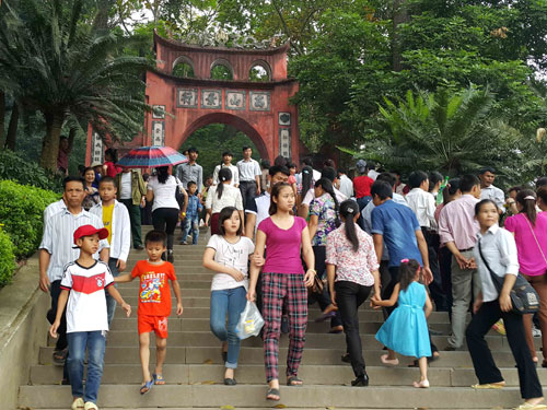 Rất đông du khách đổ về Đền Hùng dâng hương - Ảnh: Hà An