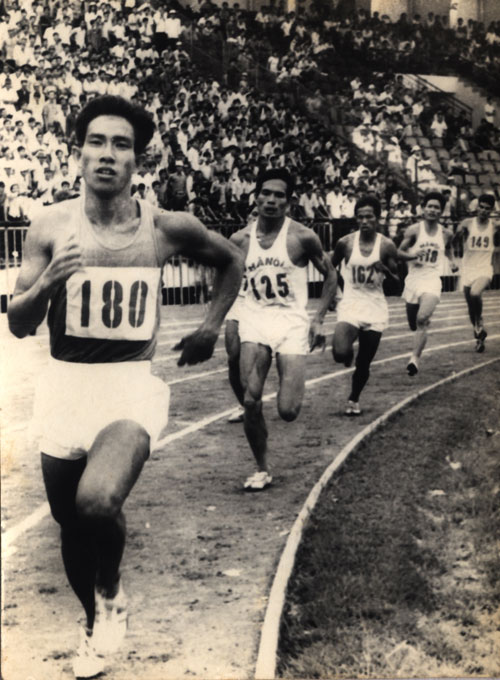 VĐV Trần Văn Mui tại giải vô địch điền kinh toàn quốc 1977 - Ảnh: tư liệu