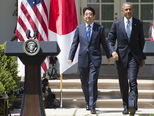 Hai nhà lãnh đạo Mỹ - Nhật chia sẻ nhận thức chung về vấn đề biển Đông - Ảnh: AFP