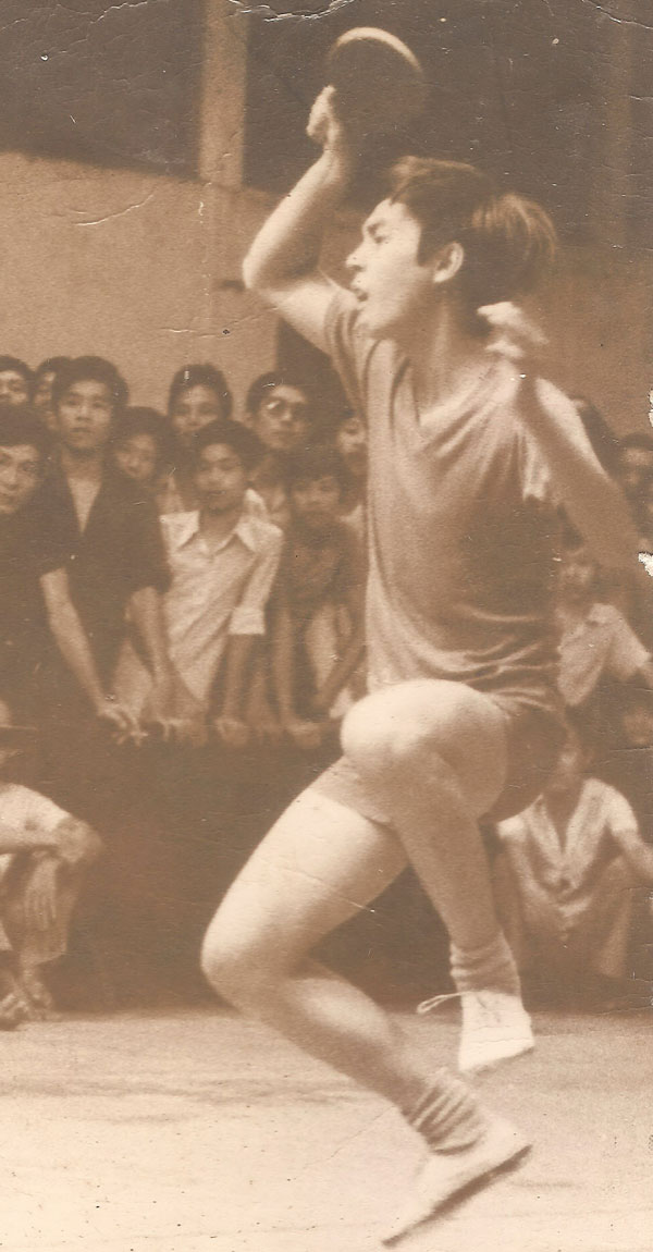 Trần Tuấn Anh với cú đánh ngoạn mục vô địch giải quốc gia năm 1980 - Ảnh: tư liệu