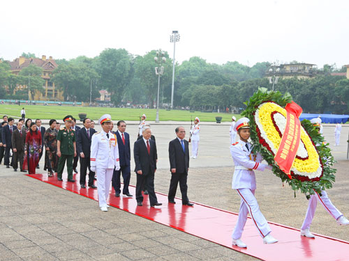 Tại Hà Nội, Đoàn đại biểu lãnh đạo Đảng, Nhà nước đến đặt vòng hoa và vào Lăng viếng Chủ tịch Hồ Chí Minh - Ảnh: TTXVN