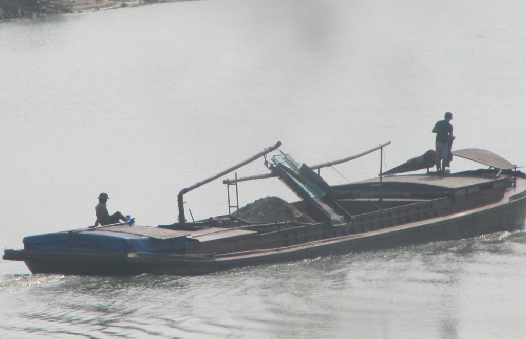 Bắt quả tang 3 tàu khai thác cát lậu trên sông Ngàn Sâu