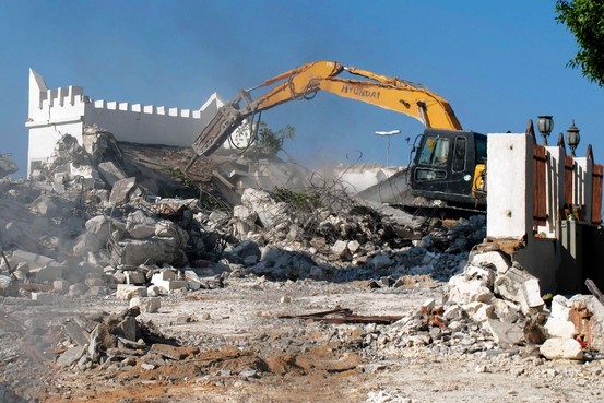 NHIỀU DI TÍCH KHÁC Ở LIBYA  BỊ TÀN PHÁ NẶNG NỀ Tháng 11.2011, những kẻ tấn công phá hoại nghĩa trang Gargaresh, làm hư hại đền Sidi Nasr ở Tripoli. Một nhóm vũ trang tấn công nghĩa trang TP.Benghazi vào tháng 1.2012, làm hư hỏng nhiều ngôi mộ dành cho những binh sĩ Anh và Ấn Độ thiệt mạng trong Chiến tranh thế giới thứ 2. Hành động này được cho là của nhóm nổi dậy ở Libya được phương Tây hậu thuẫn trong cuộc chiến chống lại cựu lãnh đạo Gaddafi, giờ quay lưng với đồng minh. Tháng 8.2012, đền thờ lịch sử Shaab tại trung tâm thủ đô Tripoli bị phá hủy giữa ban ngày. 