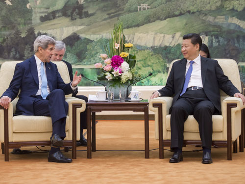 Chủ tịch Tập Cận Bình (phải) và Ngoại trưởng John Kerry tại Bắc Kinh ngày 17.5 - Ảnh: Reuters