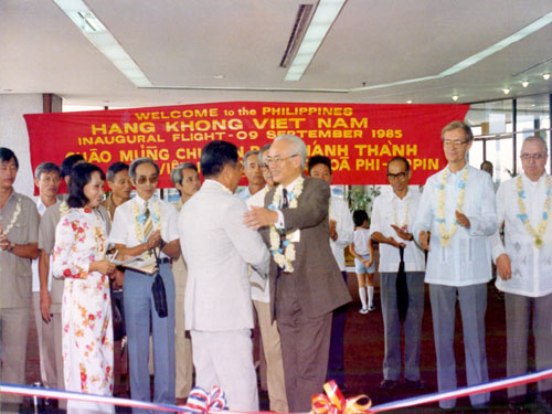 Lễ đón chuyến bay đầu tiên VN9033 từ TP.HCM đáp xuống Manila vào ngày 9.9.1985 - Ảnh: T.L