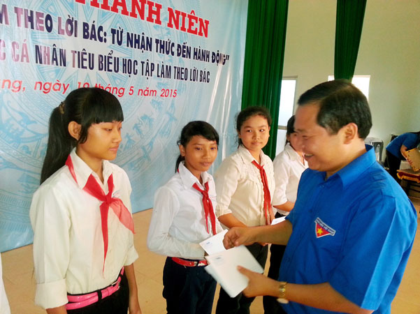 Trao học bổng Nguyễn Thái Bình -  Báo Thanh Niên tại Sóc Trăng 