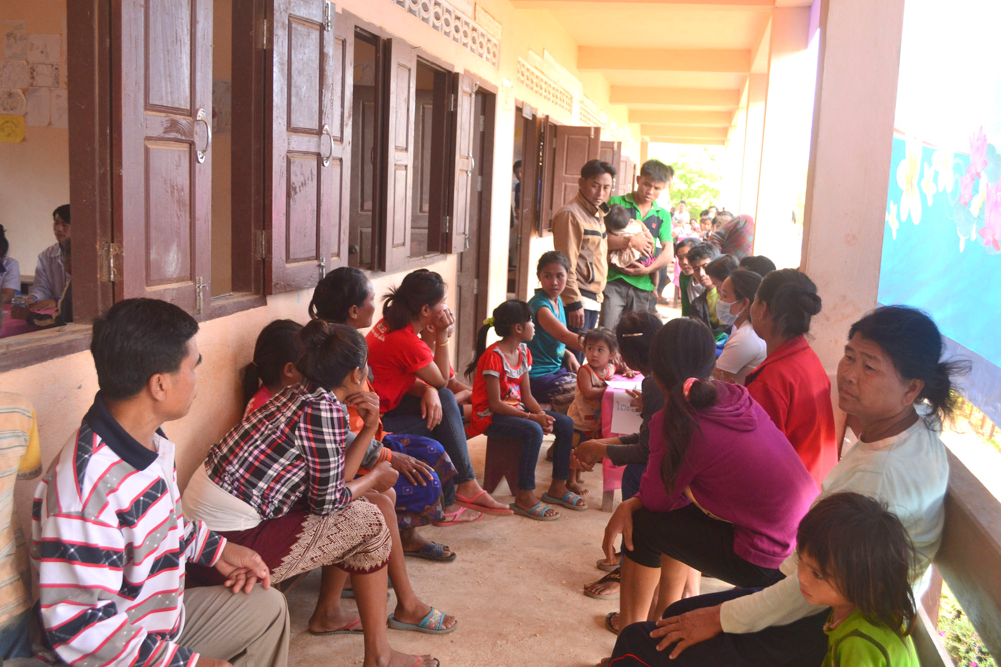  Hoạt động khám chữa bệnh thu hút rất đông người dân huyện Bualappha, tỉnh Khăm Muộn - Ảnh: Hiển Cừ