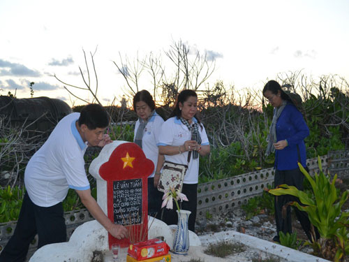 Ông Johnathan Hạnh Nguyễn thắp hương liệt sĩ hy sinh và nằm lại trên đảo Trường Sa vào tháng 4.2014 - Ảnh: T.L