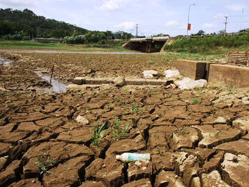 Hồ Khe Sanh (TT.Khe Sanh) không còn một giọt nước, đất nứt nẻ - Ảnh: Nguyễn Phúc