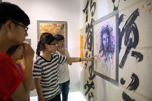 Những bạn trẻ tại triển lãm Hồn dó - Ảnh: Ngọc Thắng