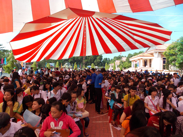  Hàng ngàn học sinh THPT tham gia Ngày hội hướng nghiệp - Hành trang vào đời tại Trường ĐH Cửu Long (ảnh Quang Thái)