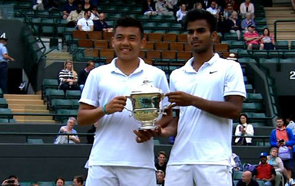 Hoàng Nam (trái) cùng đồng đội Ấn Độ Nagal giành ngôi vô địch Wimbledon - Ảnh: Hoàng Nam cung cấp