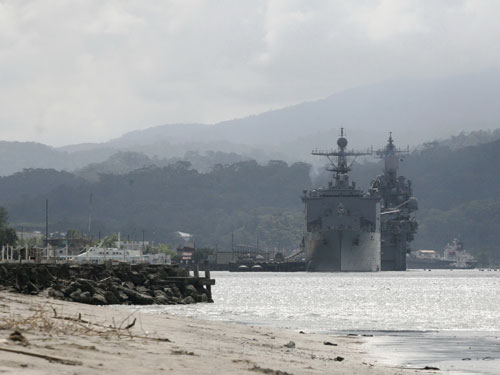 Tàu chiến Mỹ trong một lần ghé vịnh Subic hồi năm ngoái - Ảnh: Reuters