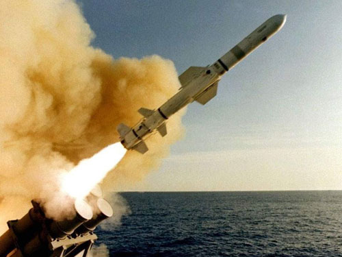 Tên lửa Tomahawk khai hỏa từ tàu chiến Mỹ - Ảnh: Raytheon