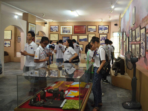 Đoàn thanh niên Việt kiều tham quan khu bảo tàng trong Thành cổ Quảng Trị (TX.Quảng Trị, Quảng Trị)