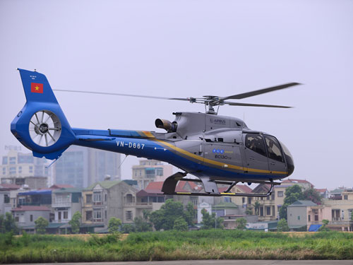 Máy bay trực thăng EC130T2 đón khách ở sân bay Gia Lâm - Ảnh: KLF