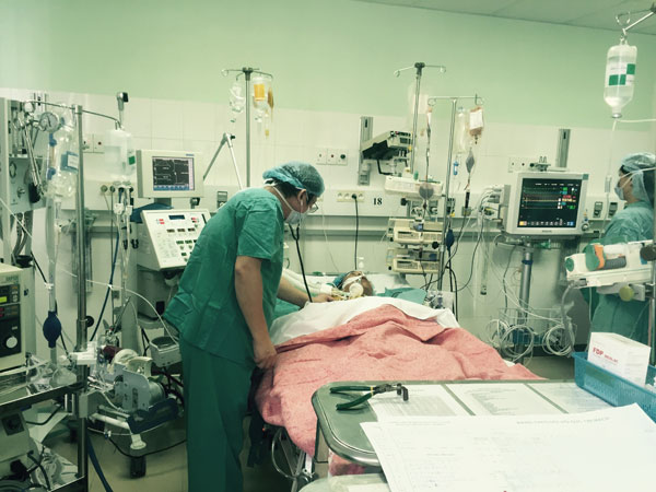 GS.TS Bùi Đức Phú đang theo dõi tình trạng sức khỏe của bệnh nhân sau khi được ghép tim, phổi. ảnh do GS Bùi Đức Phú cung cấp.