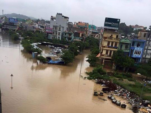 Đến trưa 28.7, nhiều khu vực trên địa bàn tỉnh Quảng Ninh vẫn ngập lụt nghiêm trọng. Nước lụt khiến người tham gia giao thông không phân biệt được đường và ao hồ - Ảnh: Phạm Hải Sâm