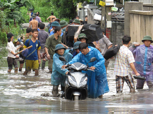 Người dân Mông Dương trở về nhà cứu đồ đạc sau trận lũ