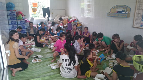 300 người dân Mông Dương vẫn phải tá túc ở trạm y tế - Ảnh: Linh Linh