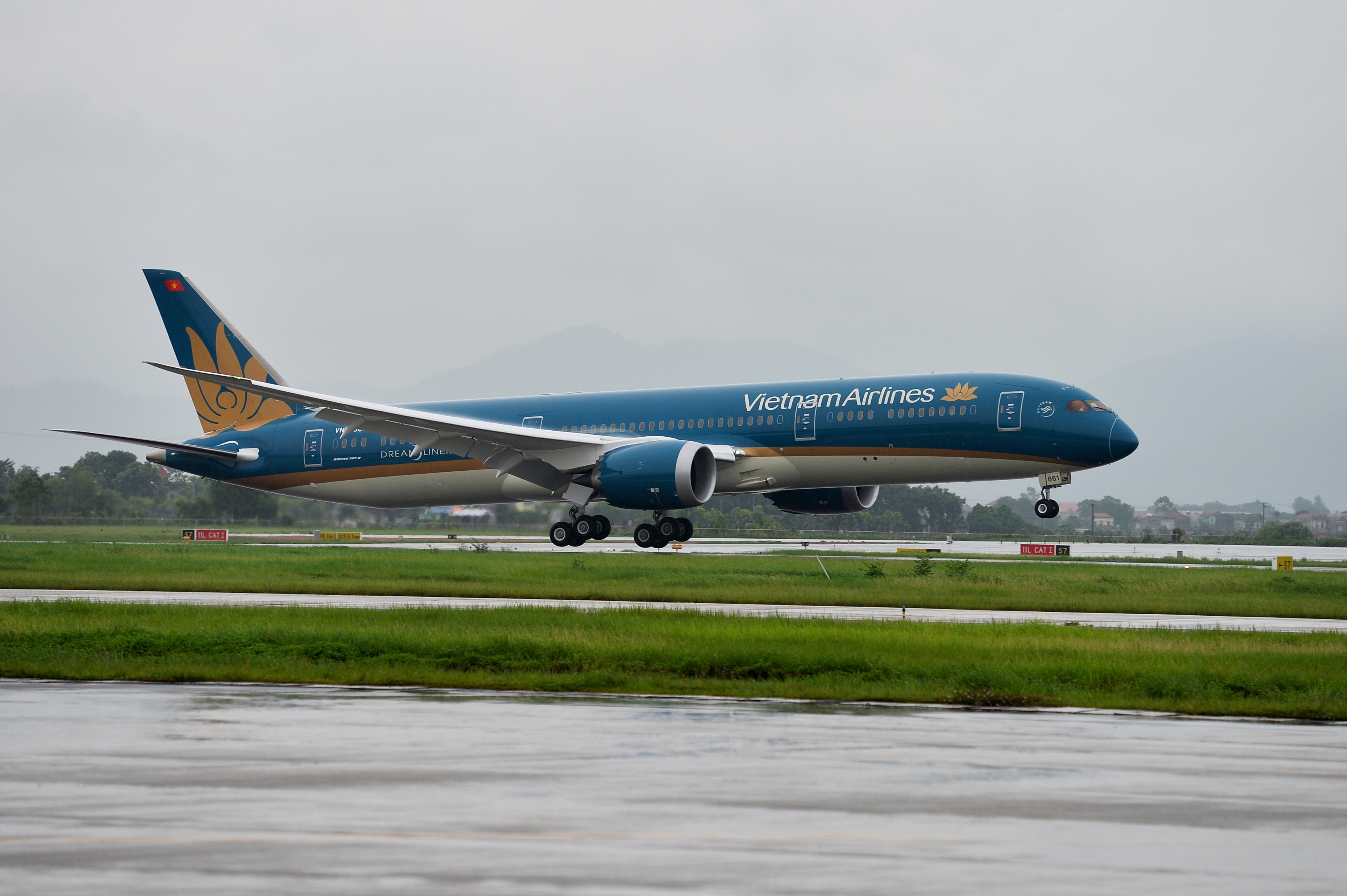 Chiếc máy bay Boeing 787-9 Dreamliner đầu tiên của VNA, mang số hiệu  VN-A861, đã hạ cánh xuống Nội Bài lúc 17 giờ 10 ngày 2.8  Ảnh: VNA cung cấp