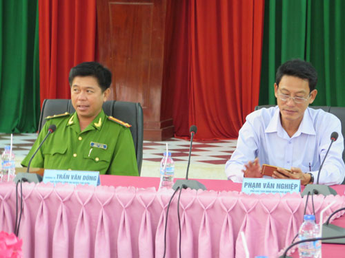 Ông Phạm Văn Nghiệp và thượng tá Trần Văn Dũng chủ trì cuộc họp báo - Ảnh: Trung Hiếu