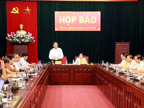 Phó chủ tịch UBND tỉnh Sơn La Nguyễn Quốc Khánh trả lời các câu hỏi tại buổi họp báo - Ảnh: TTXVN