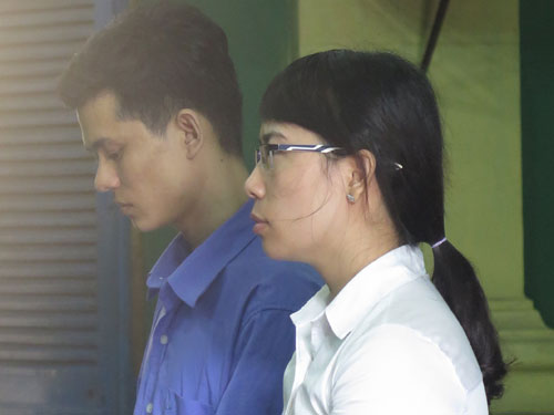 Hai bị cáo đang nghe HĐXX tuyên án - Ảnh: Phan Thương