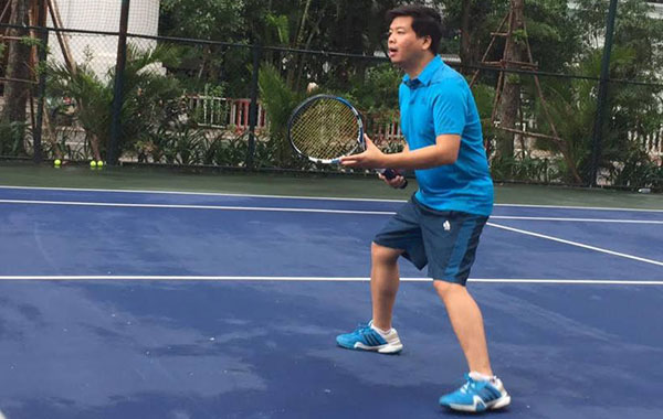 Ca sĩ Đăng Dương trong một trận đấu tennis - Ảnh: Chí Hường