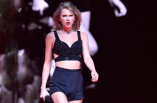 Taylor Swift bị fan kéo chân khi đang biểu diễn
