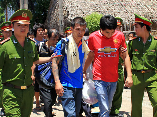 Nguyễn Thế Nguyên (x) bị bắt sau 3 tháng trốn lệnh truy nã - Ảnh: Ngọc Minh