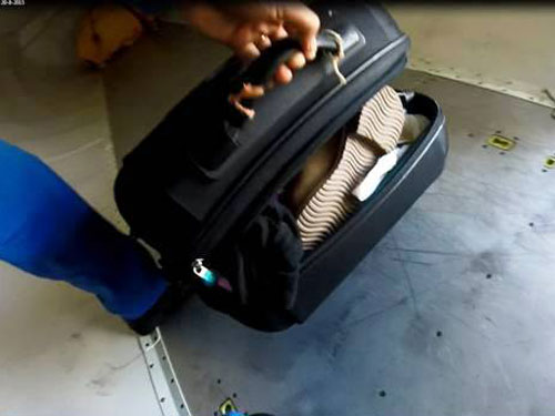 Va li của hành khách P.U bị bung khóa kéo trên khoang máy bay - Ảnh: chụp từ camera