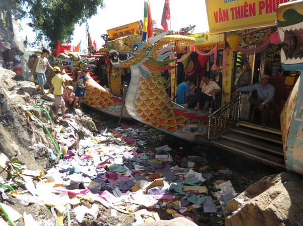 Xả rác bừa bãi tại lễ hội điện Hòn Chén