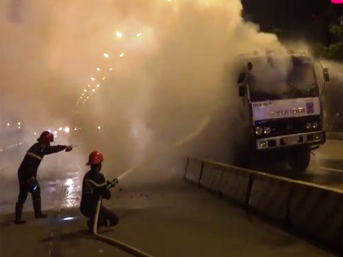 Lực lượng PCCC đang dập tắt ngọn lửa phát ra từ xe tải - Ảnh: Cảnh sát PCCC cung cấp