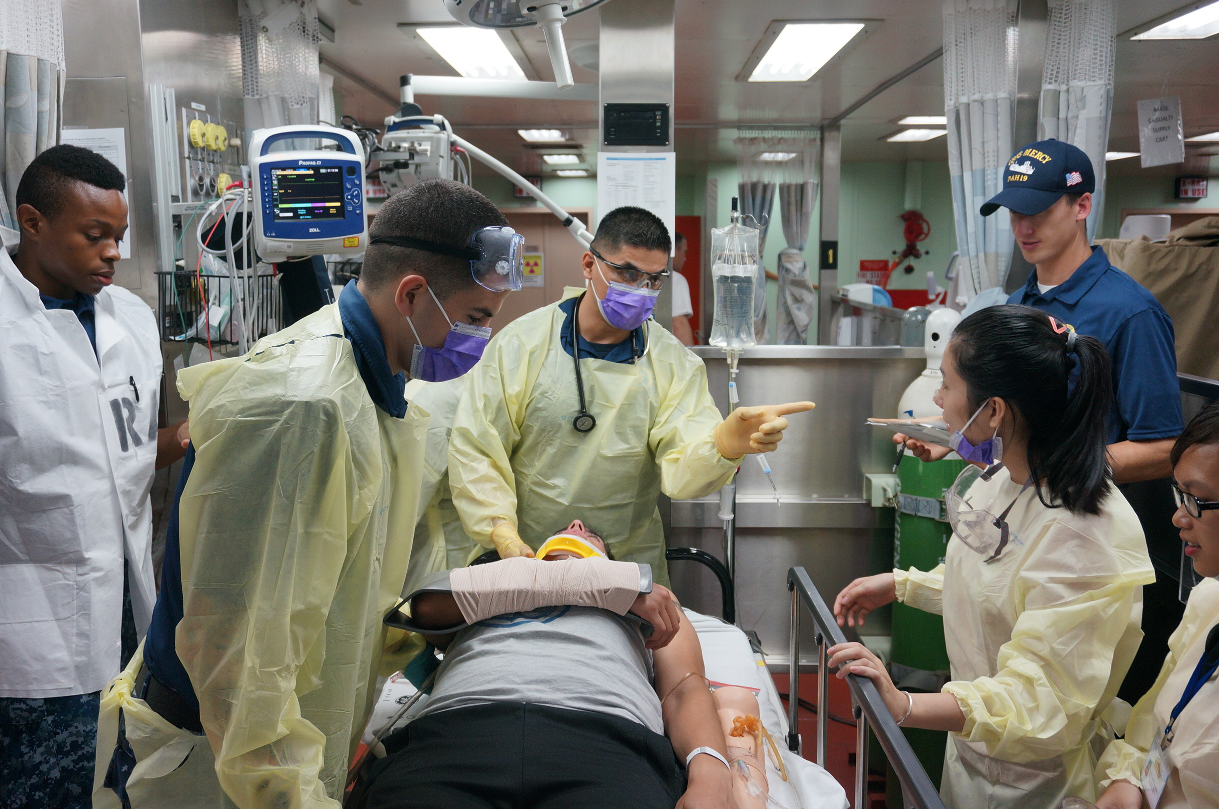 Tàu bệnh viện Mỹ khám chữa bệnh cho hàng ngàn dân miền Trung