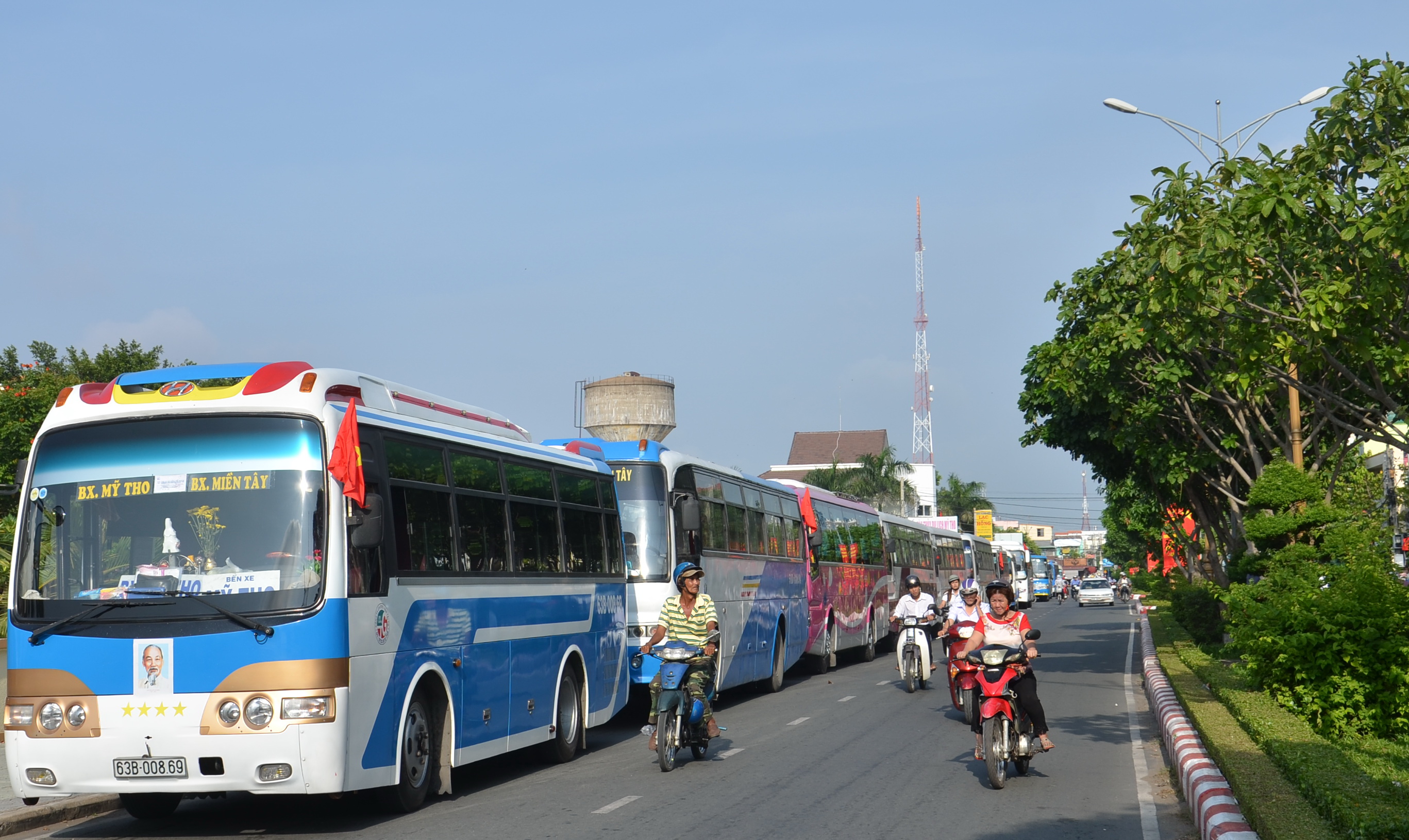 Xe khách 'biểu tình' trước Tỉnh ủy, UBND tỉnh