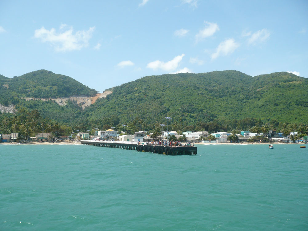 Bến tàu tại xã đảo Lại Sơn - Ảnh: Đình Hoàng