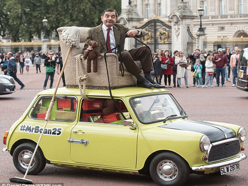 Rowan Atkinson trong vai Mr.Bean trước điện Buckingham - Ảnh: Daily Mail